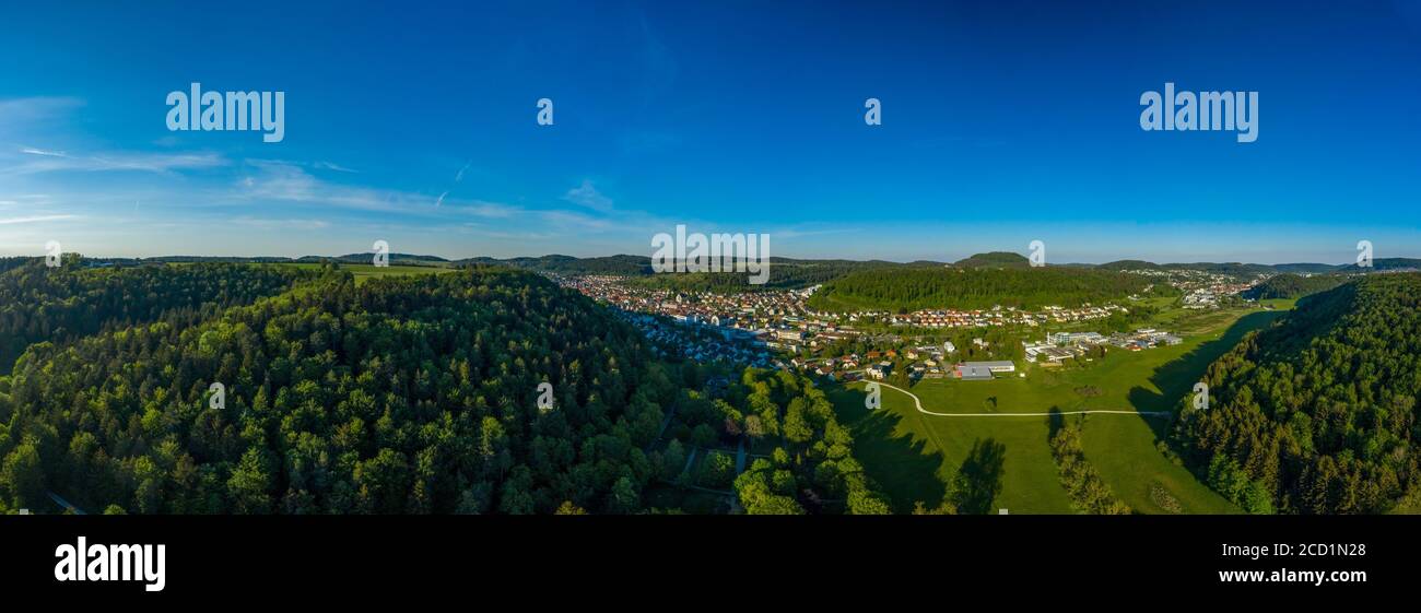 Inspirierende Luftlandschaft, sommerlicher grüner Wald und eine schöne Stadt in einem Tal am Erholungsgebiet der Schwäbischen Alb in deutschland. Stockfoto