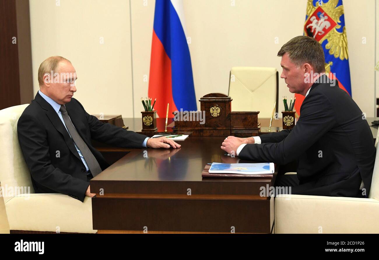 Moskau, Russland. August 2020. Der russische Präsident Wladimir Putin, links, während eines One-on-One-Treffen mit Bundesbailli Service Director, Dmitri Aristov im Kreml 25. August 2020 in Moskau, Russland. Quelle: Aleksey Nikolskyi/Kremlin Pool/Alamy Live News Stockfoto