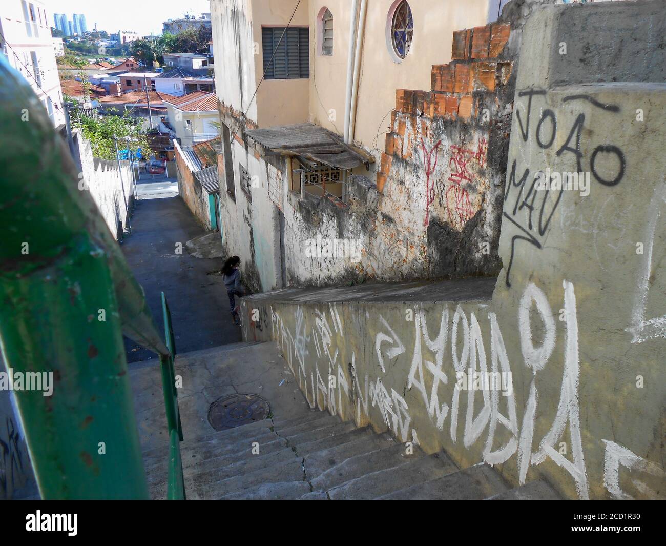 SÃO PAULO, SP – 25.08.2020: CRESCIMENTO das CLASSES D E E QUARENTENA - mit der Wirtschaft seit Beginn der Quarantäne, eine Studie des Beratungsunternehmens Trends weist darauf hin, dass die Verschlechterung des Arbeitsmarktes dazu führen, dass 15 Millionen Brasilianer in eine niedrigere soziale Klasse zu verdrängen. Der Studie zufolge werden fast 3.8 Millionen Haushalte in die sozialen Schichten D und C eingeteilt.Diese Verschlechterung erklärt sich durch die Verschlechterung der Arbeit, sowohl informell als auch formell, während der Coronavirus-Pandemie. Fotos von den Straßen und Gassen von Pirituba im Westen von SP. (Foto: Cesar Conventi/ Stockfoto