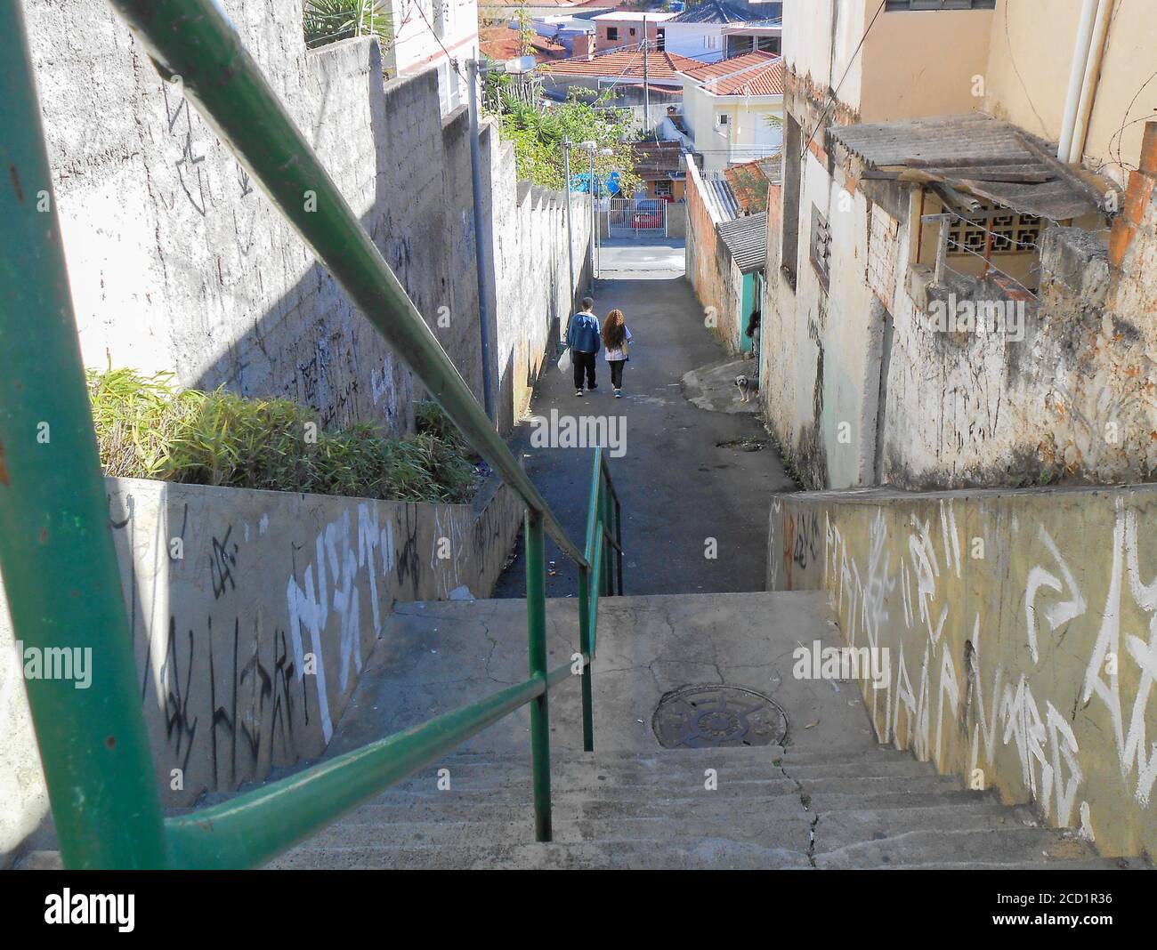 SÃO PAULO, SP – 25.08.2020: CRESCIMENTO das CLASSES D E E QUARENTENA - mit der Wirtschaft seit Beginn der Quarantäne, eine Studie des Beratungsunternehmens Trends weist darauf hin, dass die Verschlechterung des Arbeitsmarktes dazu führen, dass 15 Millionen Brasilianer in eine niedrigere soziale Klasse zu verdrängen. Der Studie zufolge werden fast 3.8 Millionen Haushalte in die sozialen Schichten D und C eingeteilt.Diese Verschlechterung erklärt sich durch die Verschlechterung der Arbeit, sowohl informell als auch formell, während der Coronavirus-Pandemie. Fotos von den Straßen und Gassen von Pirituba im Westen von SP. (Foto: Cesar Conventi/ Stockfoto