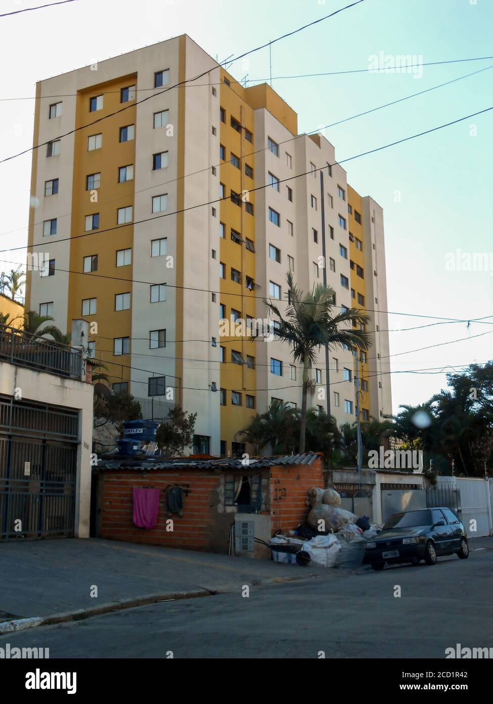 SÃO PAULO, SP – 25.08.2020: CRESCIMENTO das CLASSES D E E QUARENTENA - mit der Wirtschaft seit Beginn der Quarantäne, eine Studie des Beratungsunternehmens Trends weist darauf hin, dass die Verschlechterung des Arbeitsmarktes dazu führen, dass 15 Millionen Brasilianer in eine niedrigere soziale Klasse zu verdrängen. Der Studie zufolge werden fast 3.8 Millionen Haushalte in die sozialen Schichten D und C eingeteilt.Diese Verschlechterung erklärt sich durch die Verschlechterung der Arbeit, sowohl informell als auch formell, während der Coronavirus-Pandemie. (Foto: Cesar Conventi/Fotoarena) Stockfoto