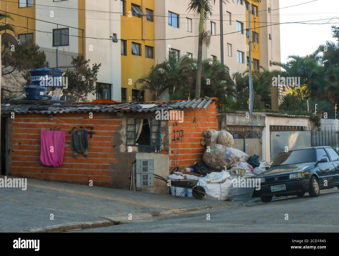 SÃO PAULO, SP – 25.08.2020: CRESCIMENTO das CLASSES D E E QUARENTENA - mit der Wirtschaft seit Beginn der Quarantäne, eine Studie des Beratungsunternehmens Trends weist darauf hin, dass die Verschlechterung des Arbeitsmarktes dazu führen, dass 15 Millionen Brasilianer in eine niedrigere soziale Klasse zu verdrängen. Der Studie zufolge werden fast 3.8 Millionen Haushalte in die sozialen Schichten D und C eingeteilt.Diese Verschlechterung erklärt sich durch die Verschlechterung der Arbeit, sowohl informell als auch formell, während der Coronavirus-Pandemie. (Foto: Cesar Conventi/Fotoarena) Stockfoto