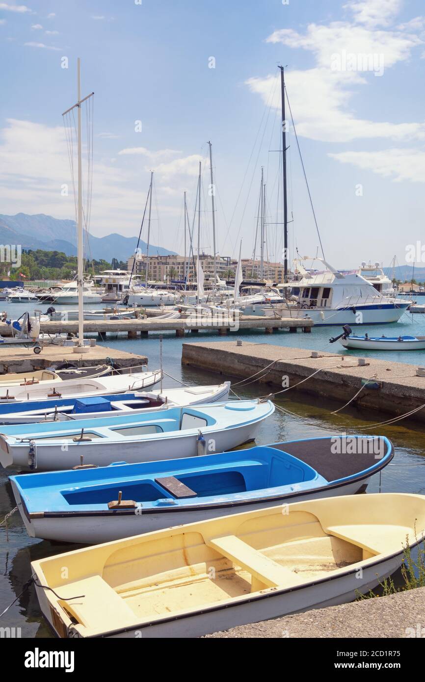 Yachten und Fischerboote im Hafen, Sommer mediterrane Landschaft. Montenegro, Bucht von Kotor in der Nähe der Stadt Tivat Stockfoto