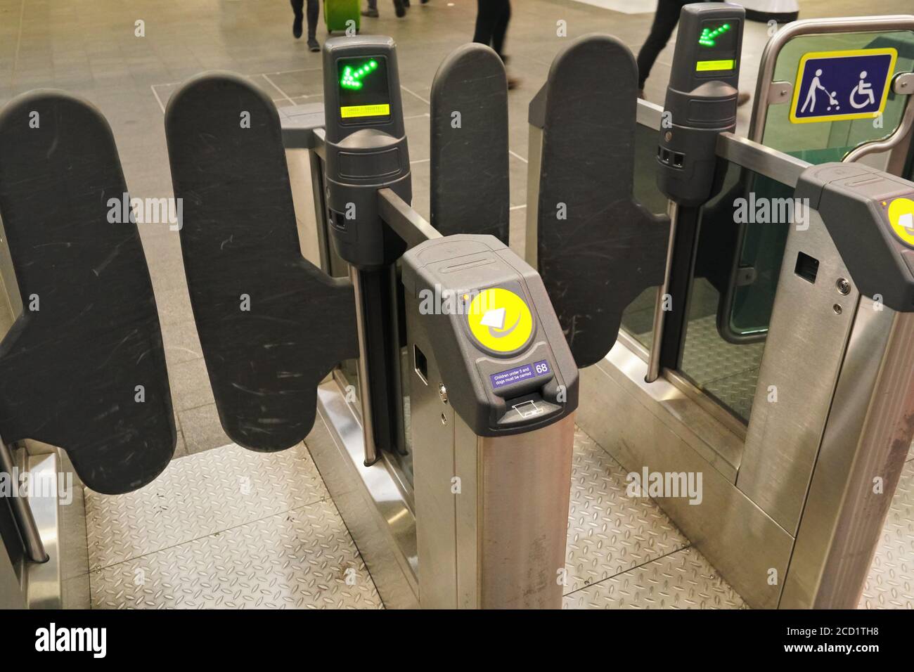 London, Vereinigtes Königreich - 01. Februar 2019: Details zu den Oyster Drehtoren am U-Bahnhof London Bridge. Oysterkarten mit elektronischen Tickets Stockfoto