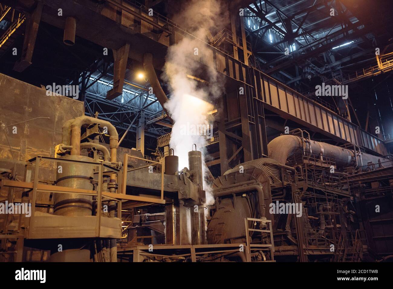 Schmelzen von Metall in einem Stahlwerk. Metallurgische Industrie. Stockfoto