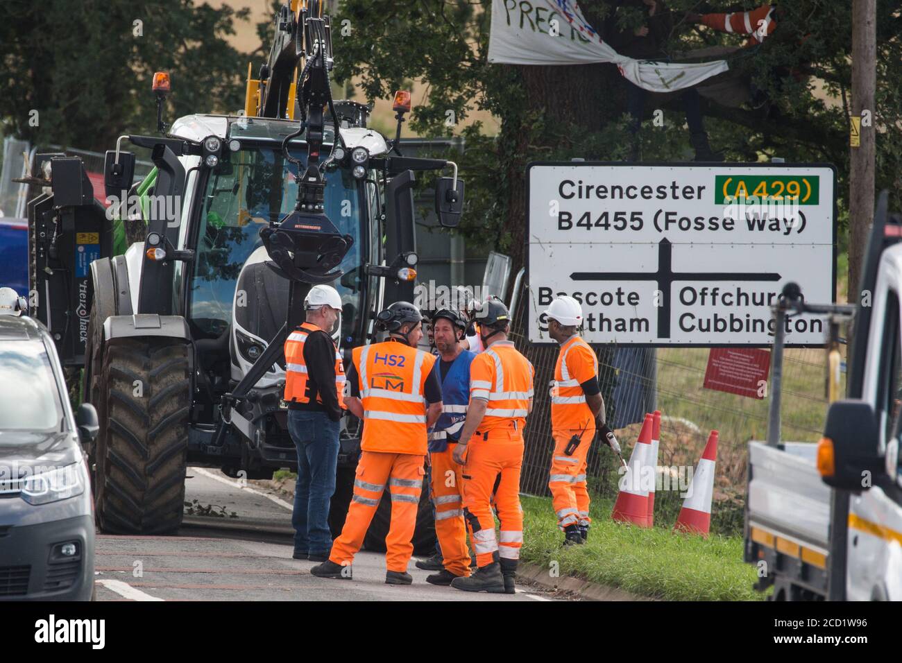 Offchurch, Großbritannien. August 2020. HS2-Arbeiter können nicht arbeiten, weil Anti-HS2-Aktivisten drei reife Eichen und einen Anhänger für den Transport von Holzspäne während der Baumfällarbeiten entlang des Fosse Way in Verbindung mit der HS2-Hochgeschwindigkeitsbahnverbindung besetzten. Das umstrittene HS2-Infrastrukturprojekt wird derzeit £106 Mrd. kosten und viele unersetzliche natürliche Lebensräume zerstören oder erheblich beeinflussen, darunter 108 alte Waldgebiete. Kredit: Mark Kerrison/Alamy Live Nachrichten Stockfoto