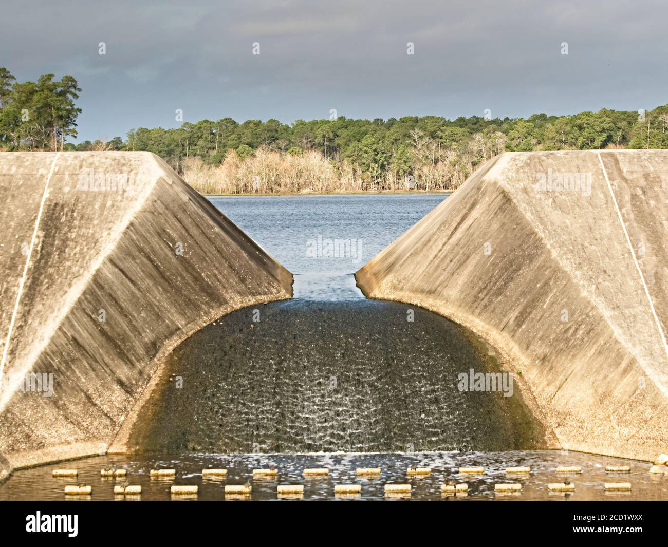 The Woodlands TX USA - 02-03-2020 - Concrete Dam Outlet Mit Wasserdurchfluss Stockfoto