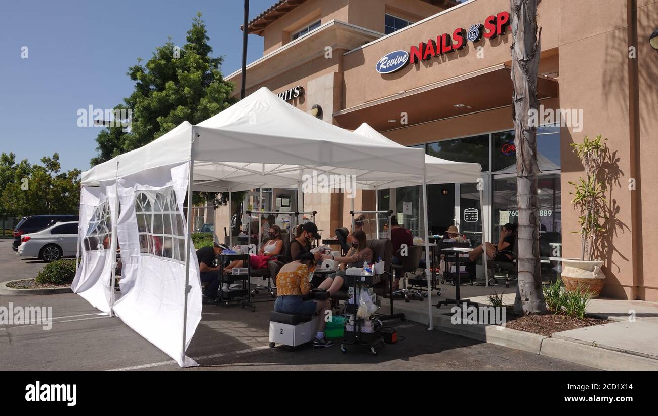 Vista, CA / USA - 1. August 2020: Ein Nagelstudio hat seinen Betrieb nach draußen verlegt, um zu Zeiten von Covid-19 nicht wieder schließen zu müssen. Stockfoto
