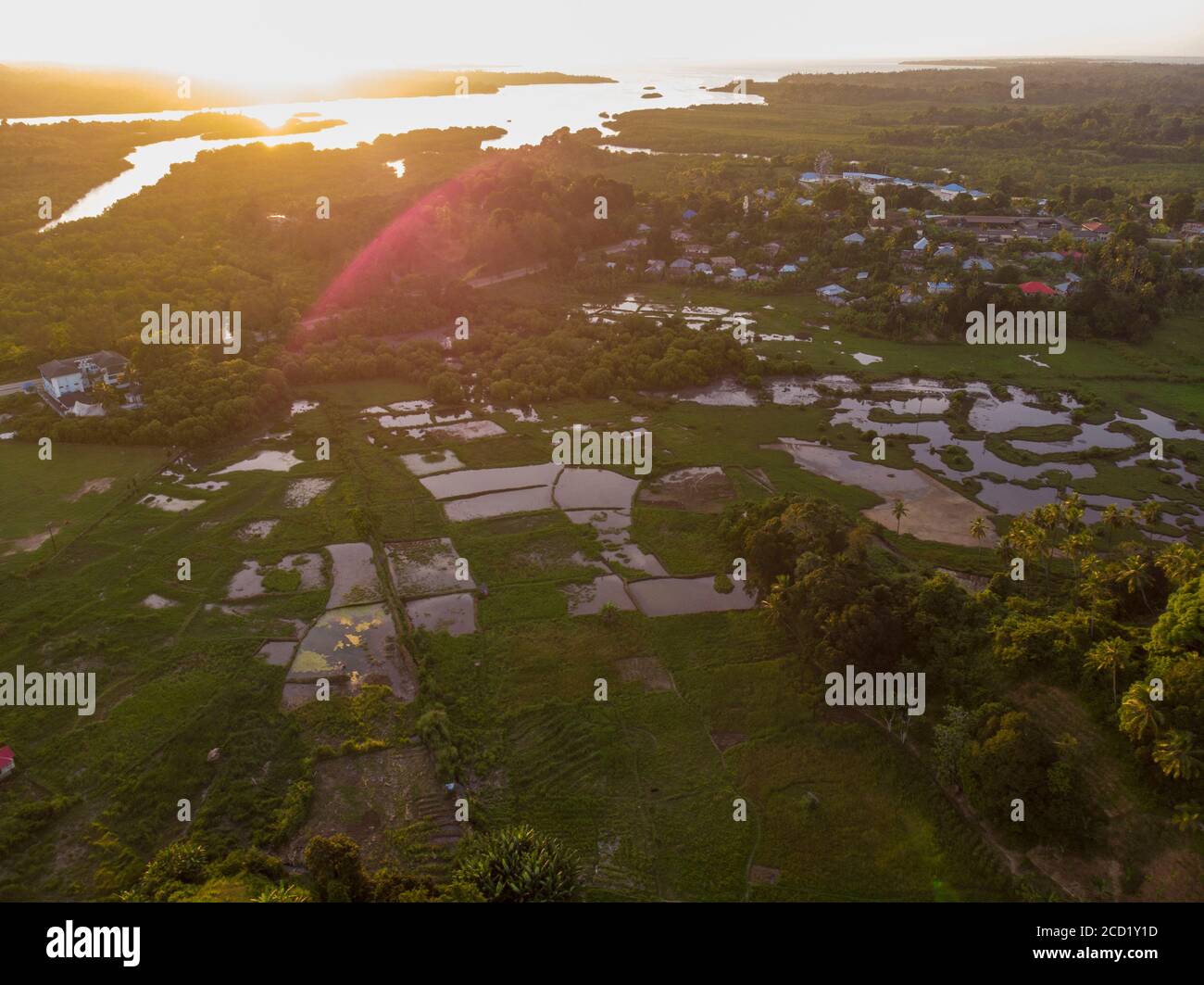 Luftdrohne Aufnahme von Choke Choke City, einer Hauptstadt der Insel Pemba, Zanzibar Archipel. Stadt in einem Flussdelta bei Sonnenuntergang Stockfoto