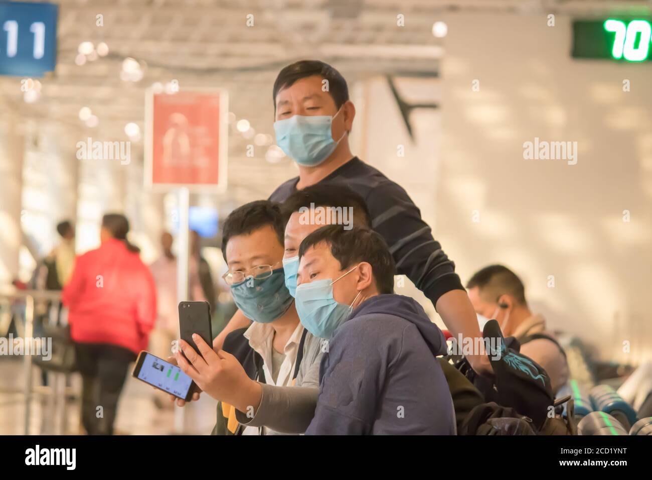 Schützende chirurgische Maske, covid 19, Corona-Virus vorbeugende Maßnahmen Persones Einsatz am internationalen Flughafen Stockfoto