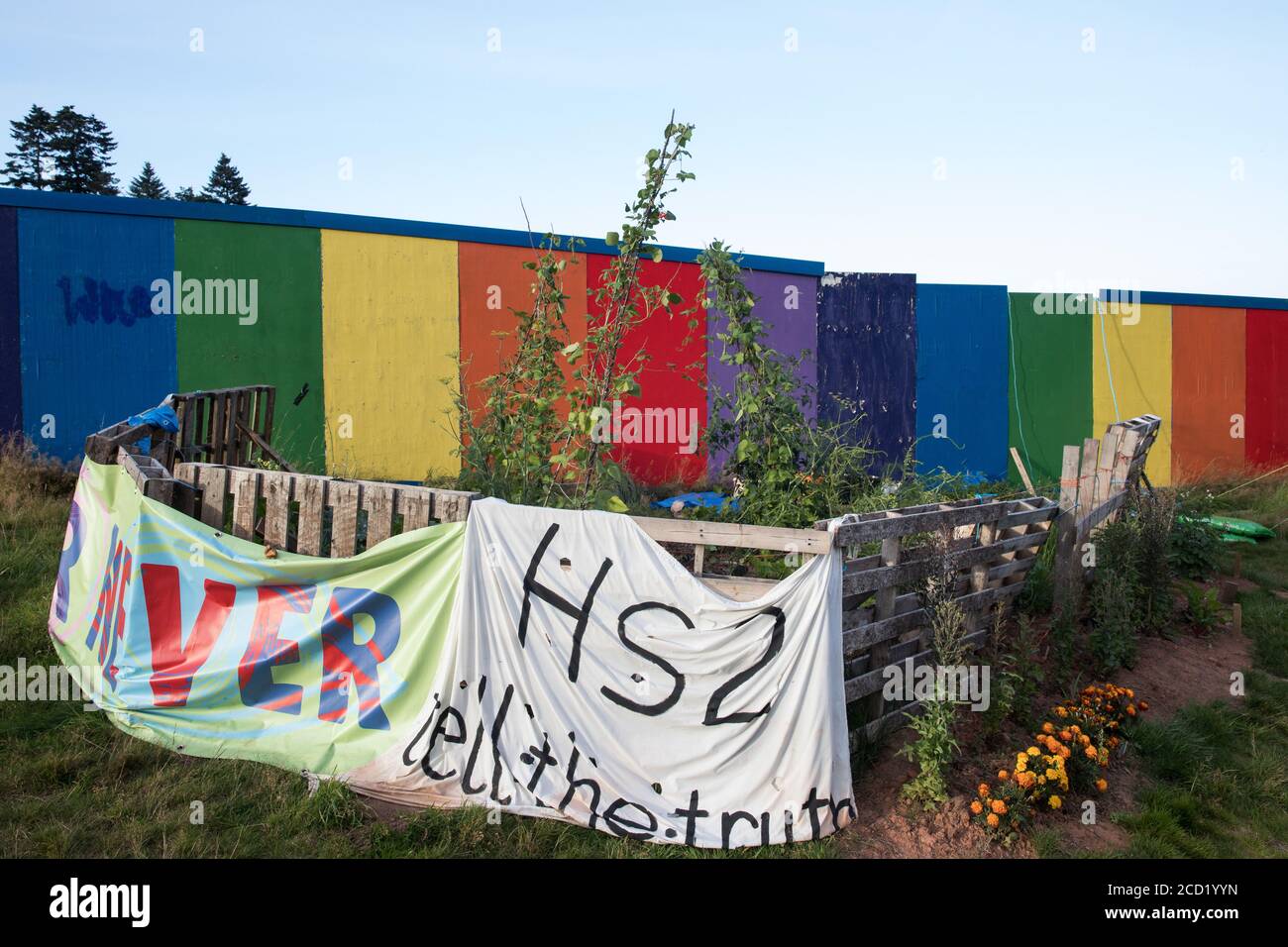 Kenilworth, Großbritannien. August 2020. Crackley Woods Protection Camp. Anti-HS2-Aktivisten protestieren weiterhin gegen und versuchen, Arbeiten im Zusammenhang mit der umstrittenen Hochgeschwindigkeits-Eisenbahnverbindung HS2 aus einer Reihe von Lagern entlang der Phase-1-Route von Euston nach Norden von Birmingham zu verhindern oder zu verzögern. Kredit: Mark Kerrison/Alamy Live Nachrichten Stockfoto