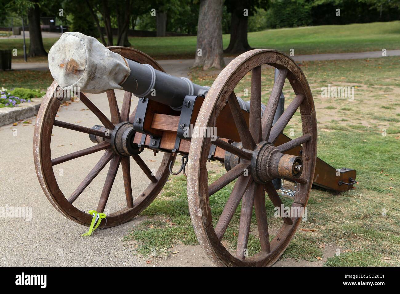 Schöne Aufnahme einer alten Kanone auf dem Display in gesetzt Der Park Stockfoto