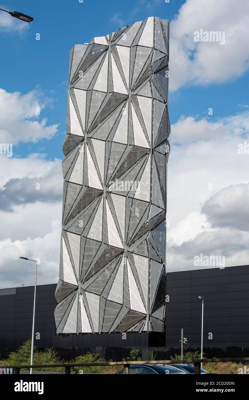 ‘The Optic Cloak’ von Conrad Shawcross steht 49 Meter hoch, 20 Meter breit, 3 Meter tief und wiegt 600 Tonnen. Das ist der Abfluß auf dem kohlenstoffarmen Energiezentrum auf der Greenwich Peninsula mit Blick auf den Blackwall Tunnel Approach. Stockfoto