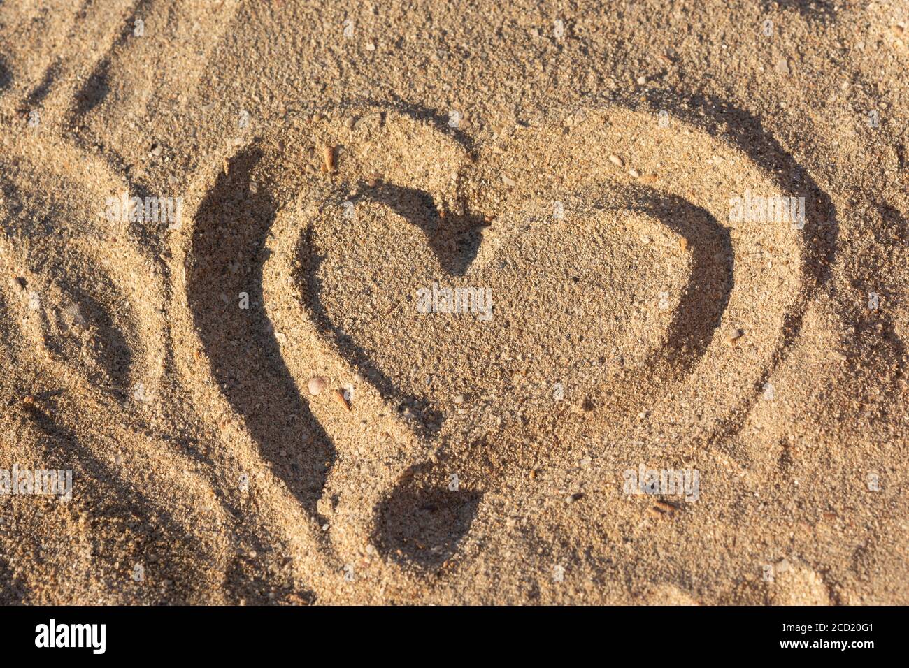 Herz auf dem Sand als Symbol der Liebe. Der Blick von oben auf den