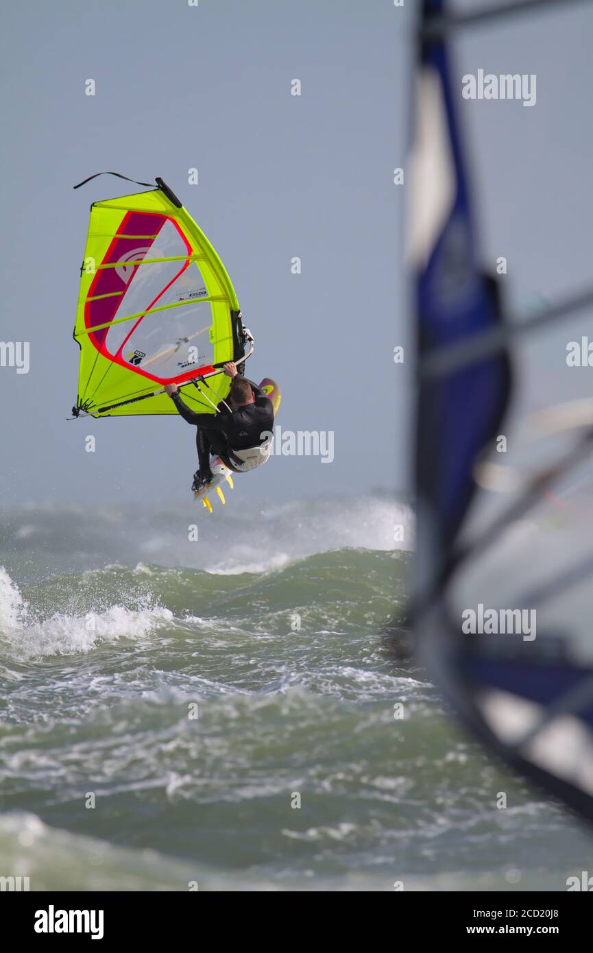 Airborne Windsurfer springen Wellen am Avon Beach Christchurch UK während Sturm Francis August 25 2020 Stockfoto