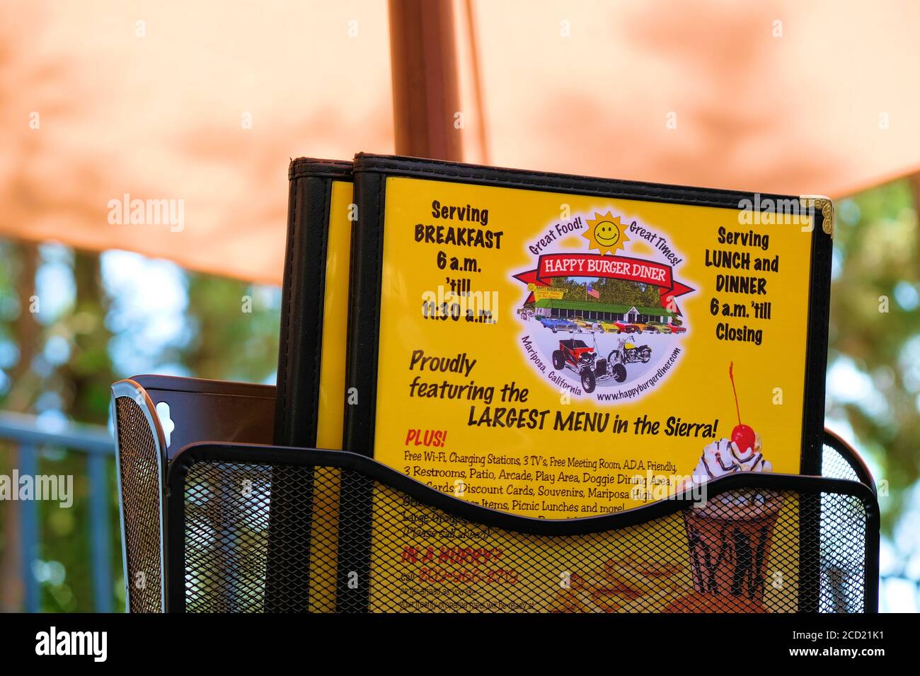 Menü im Terrassenbereich des Happy Burger Diner in Mariposa, Kalifornien, Tor zum Yosemite National Park; größtes Menü in der Gegend. Stockfoto