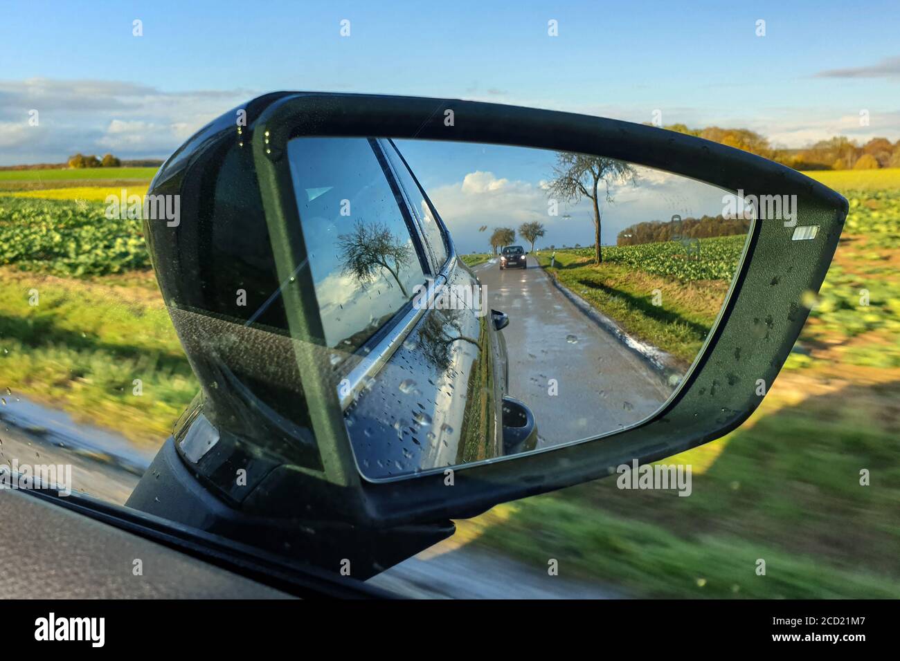 Nahaufnahme der Straße im Seitenspiegel Des Fahrzeugs Stockfoto