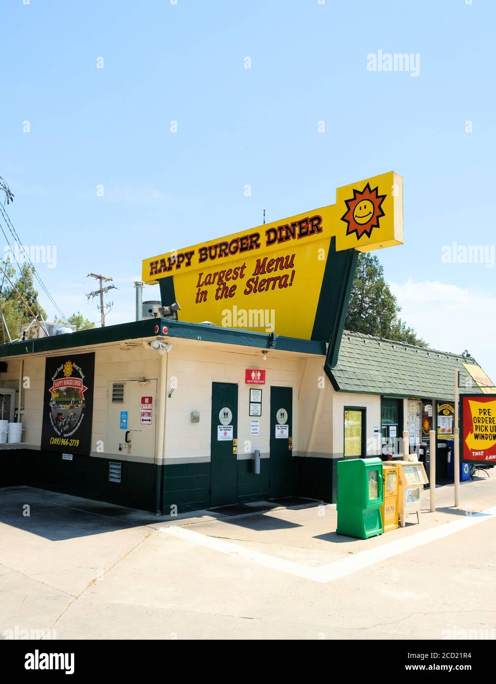 Parkplatzansicht des Happy Burger Diner in Mariposa, Kalifornien, Tor zum Yosemite Nationalpark. Stockfoto