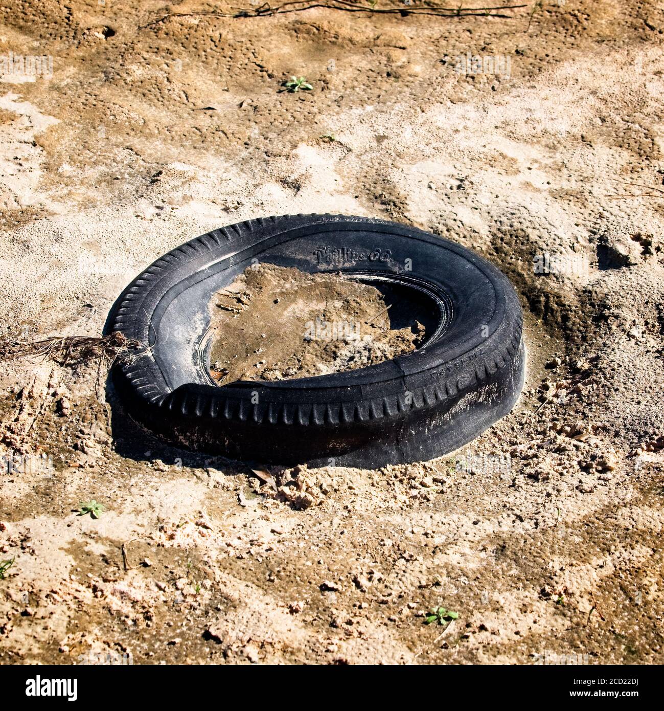 The Woodlands TX USA - 01-20-2020 - Old Tire in River Sandbed Stockfoto