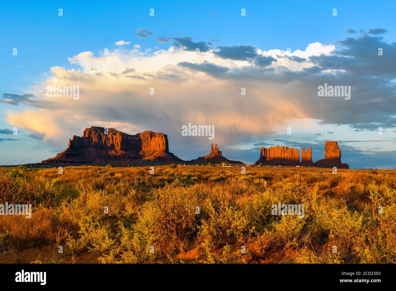 Monument Valley Landschaft Arizona / Utah während der goldenen Stunde Stockfoto