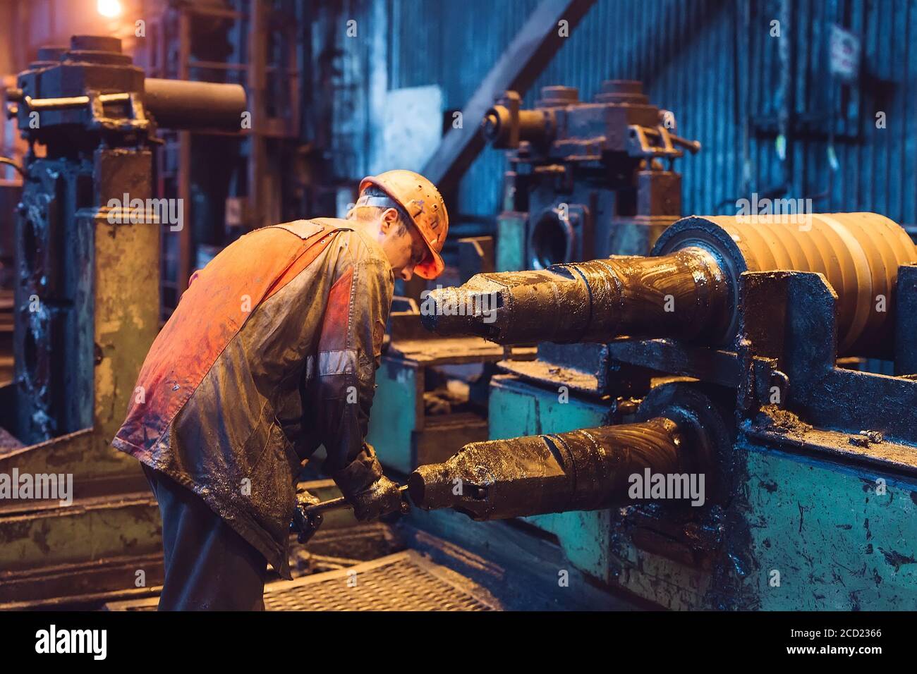 Schwerindustrie Arbeiter arbeiten hart an der Maschine. Rauen industriellen Umgebung Stockfoto