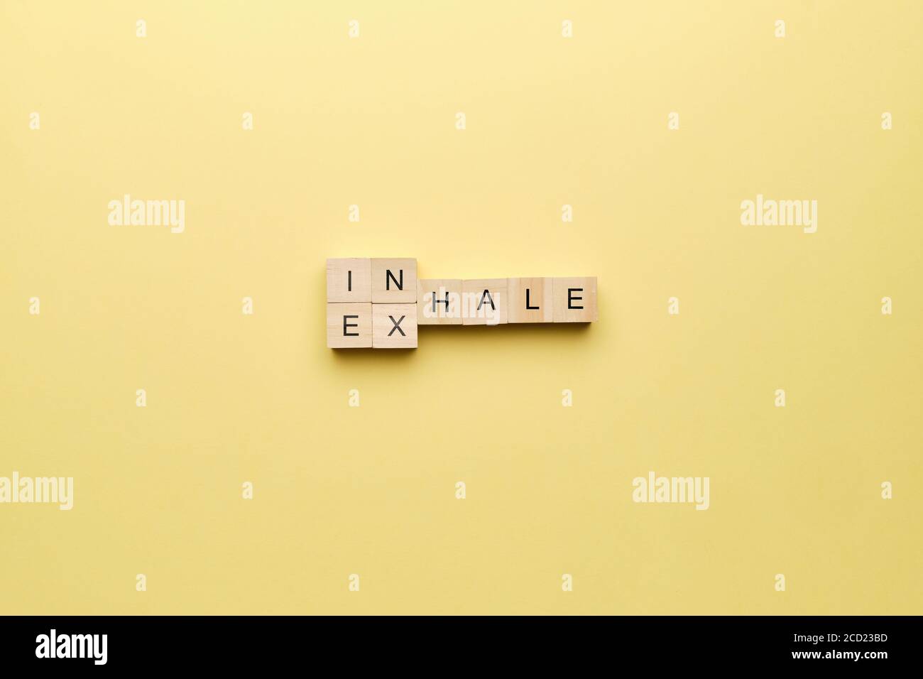 Abstrakte Inschrift auf Holzwürfeln inhalieren und ausatmen. Stockfoto