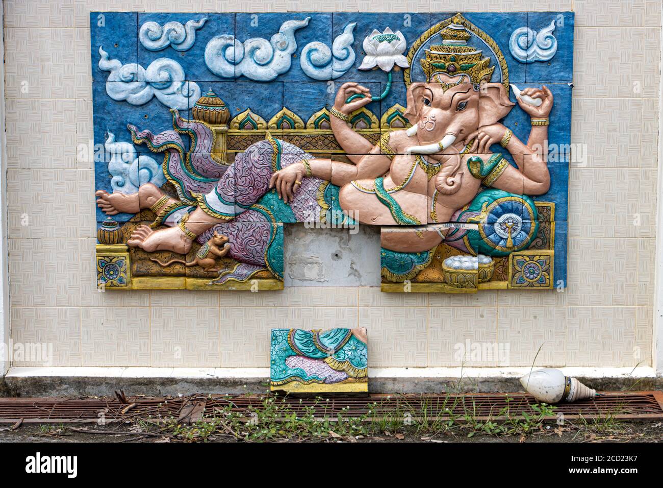 Die Fliesen mit liegen Ganesha an einer Wand in Ganesha Park Tempel Nakhon Nayok Provinz, Thailand. Stockfoto