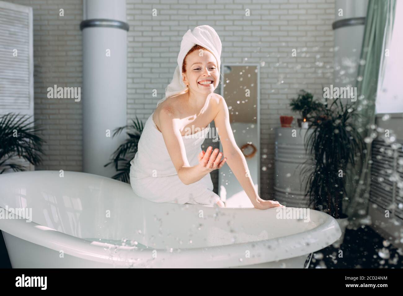 Nackte Frau Nimmt Ein Erfrischendes Bad Im Freien Nackte Frau Nimmt Ein Erfrischendes Bad Im Freien