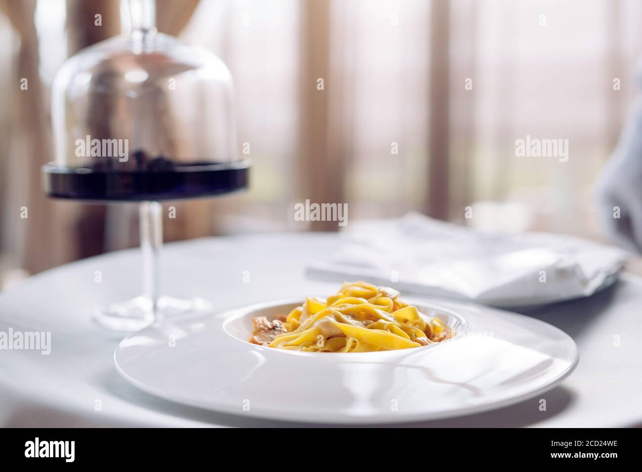 Pasta mit Trüffeln, typische Herbstgericht.Restaurant-Menü Gericht. Stockfoto