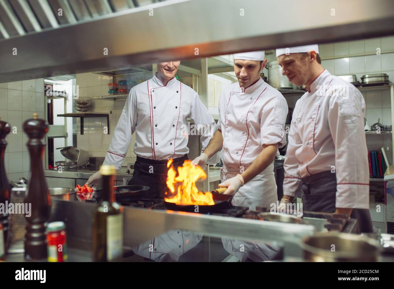 Feuer in der Küche. Feuergasbrand ist Kochen auf Eisenpfanne, rühren Feuer sehr heiß Stockfoto