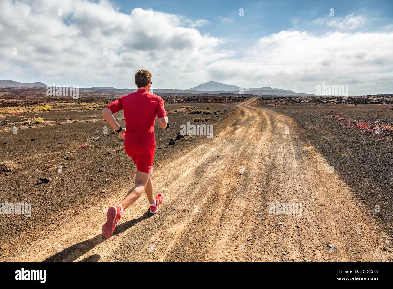 Läuferathlet beim Laufen auf dem Bergpfad. Fit Mann Cardio-Training im Freien. Sommer Sport Fitness-Lauf in Wüstenlandschaft. Stockfoto