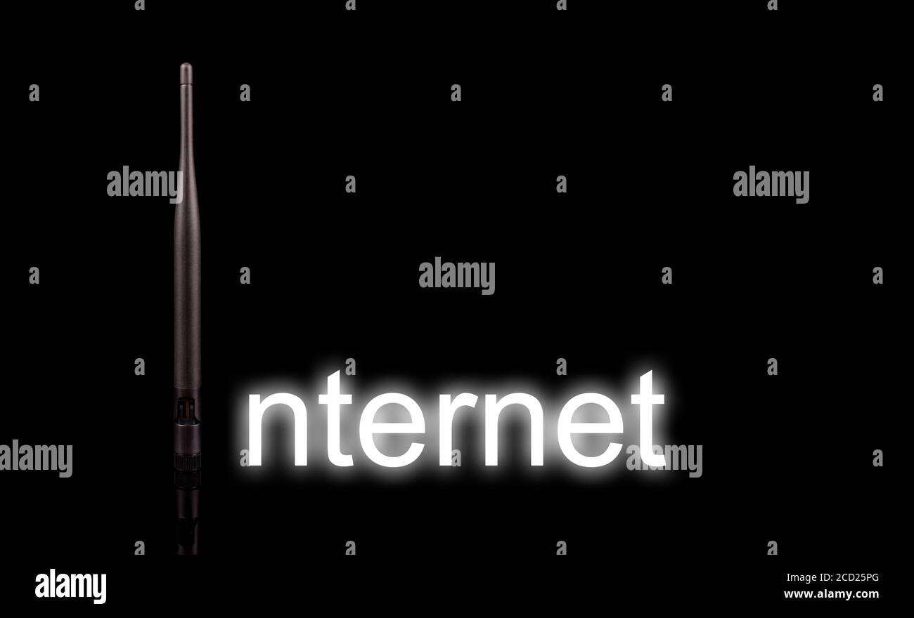 Monopole Radiofrequenz-Sendeantenne für Internet der Dinge IoT Und 5G-Technologie isoliert auf dem schwarzen Hintergrund Stockfoto