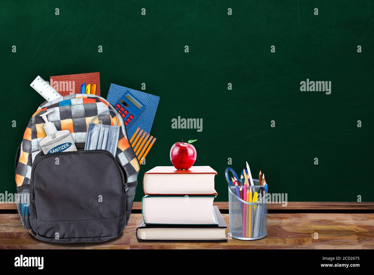 Bildung Back-to-School-Konzept in der neuen normalen Klassenzimmer Einstellung zeigt Rucksack mit Papeterie, Hand Desinfektionsmittel und Gesichtsmaske auf Tisch gefüllt w Stockfoto