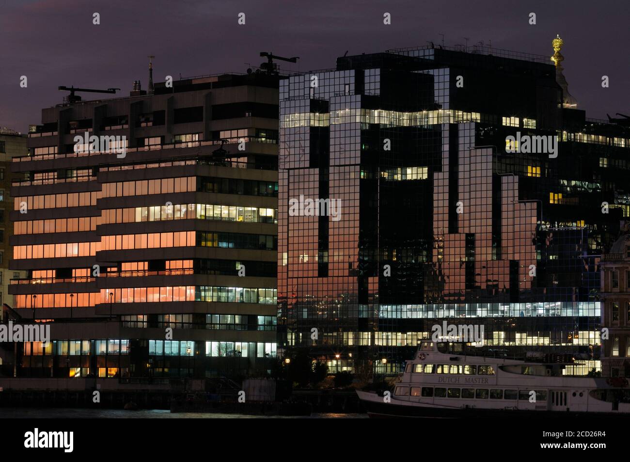 Nachtansicht der Gebäude entlang der Lower Thames Street auf der Nordseite des Flusses - St Magnus House (links) und Northern & Shell Building (rechts), London, Großbritannien Stockfoto