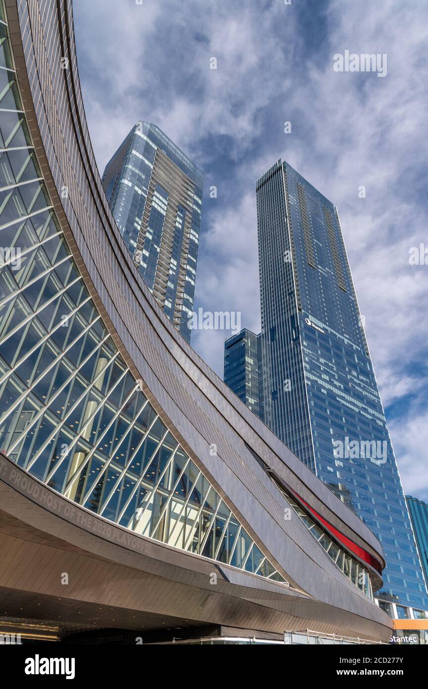 Edmonton, Alberta - 7. August 2020: Das Ice District in Edmonton Alberta, einschließlich Rogers Place Arena. Stockfoto