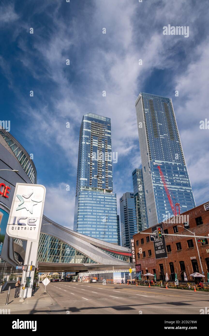 Edmonton, Alberta - 7. August 2020: Das Ice District in Edmonton Alberta, einschließlich Rogers Place Arena. Stockfoto