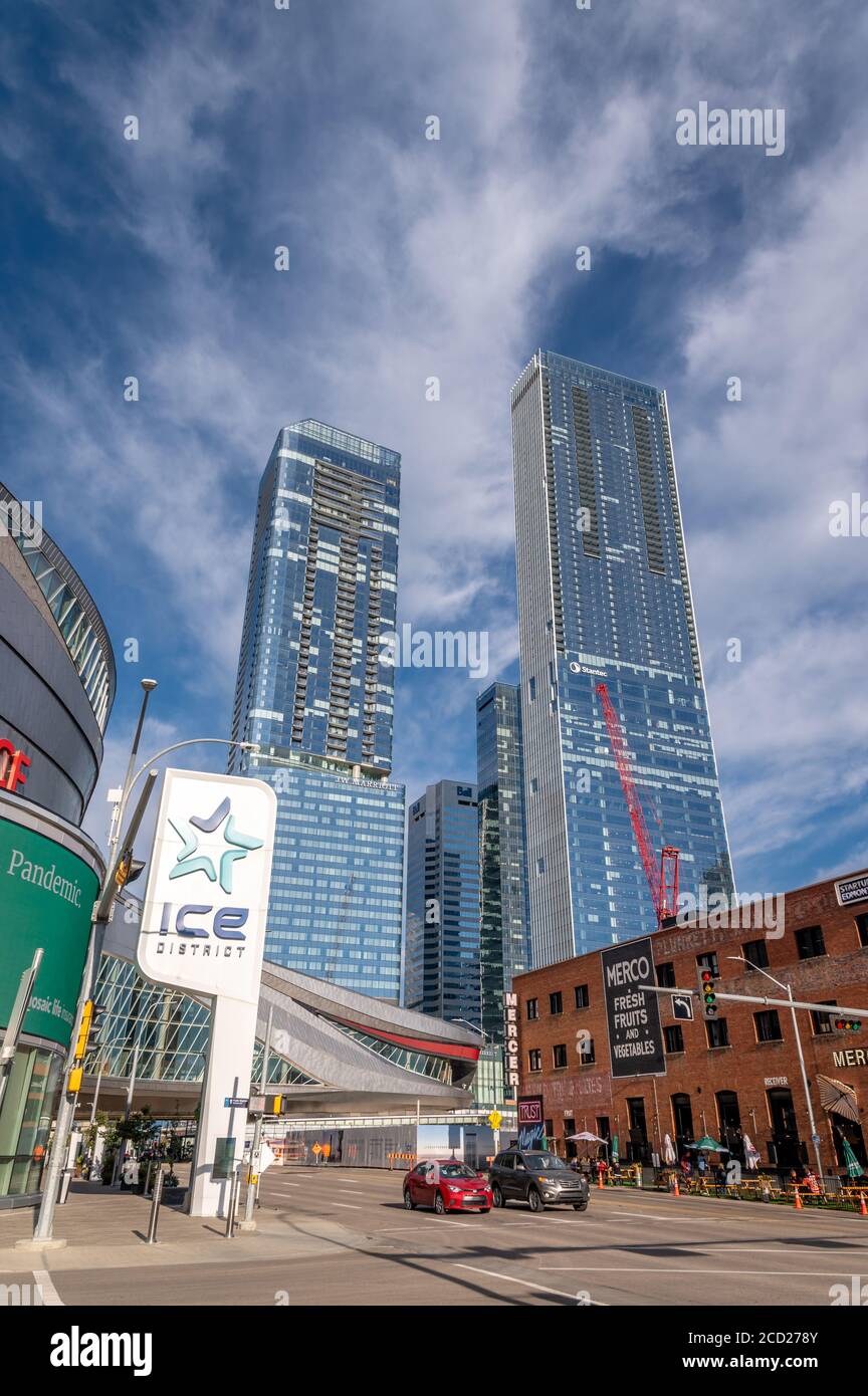 Edmonton, Alberta - 7. August 2020: Das Ice District in Edmonton Alberta, einschließlich Rogers Place Arena. Stockfoto