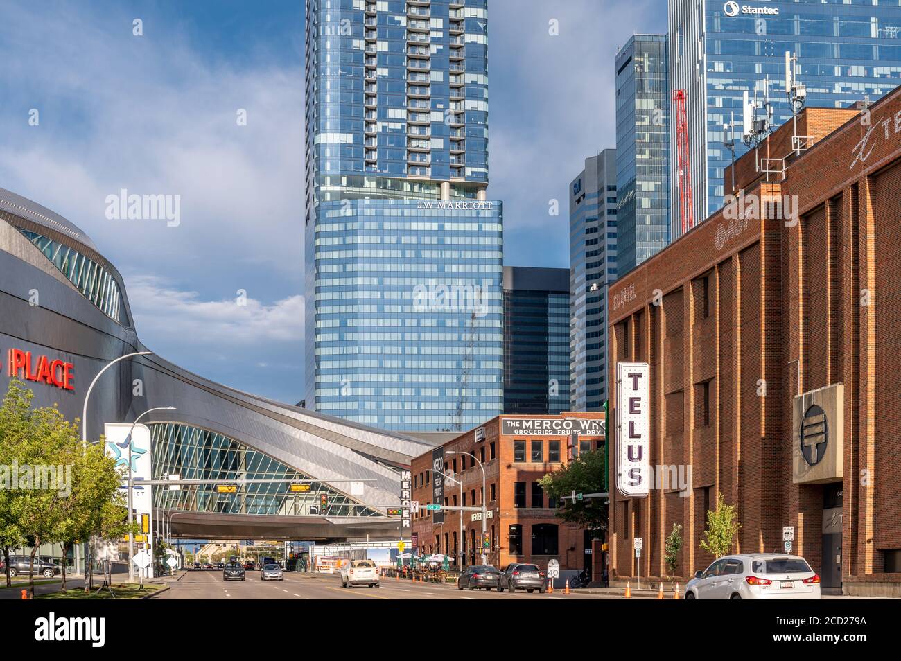 Edmonton, Alberta - 7. August 2020: Das Ice District in Edmonton Alberta, einschließlich Rogers Place Arena. Stockfoto