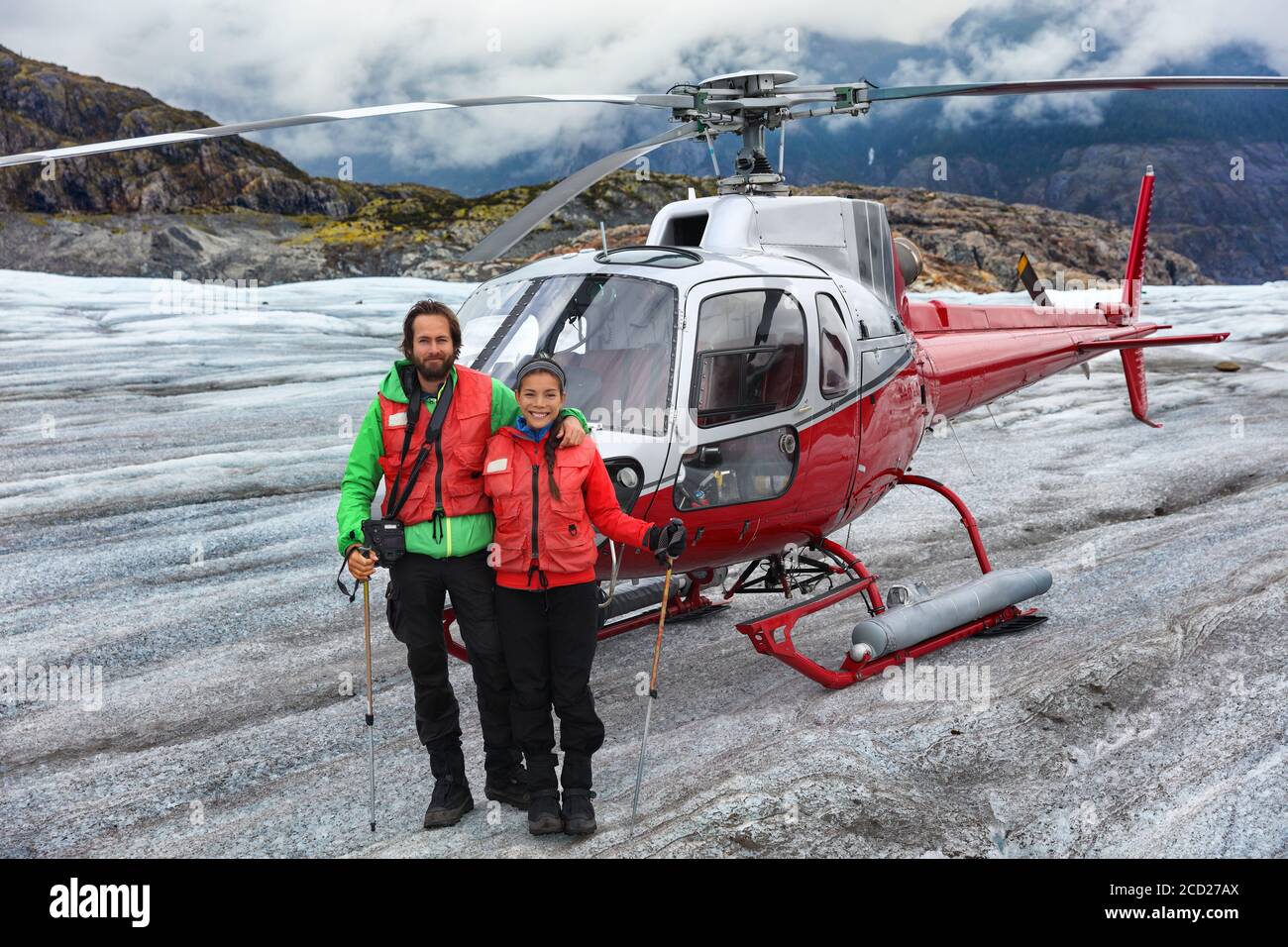 Alaska Helikopter Tour Touristenpaar auf Kreuzfahrt Ausflug Gletscher Wanderung Aktivität in Skagway, Alaska, USA Reise. Touristen Porträt auf Hubschrauberflug Stockfoto
