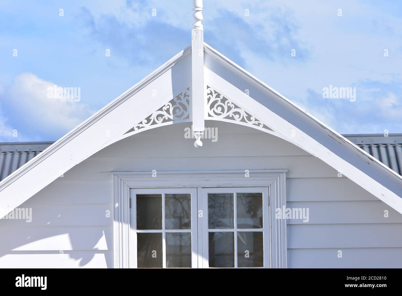 Dach der klassischen weißen Holz-Villa mit Multi-Fenster und geschnitzten Endstück. Stockfoto
