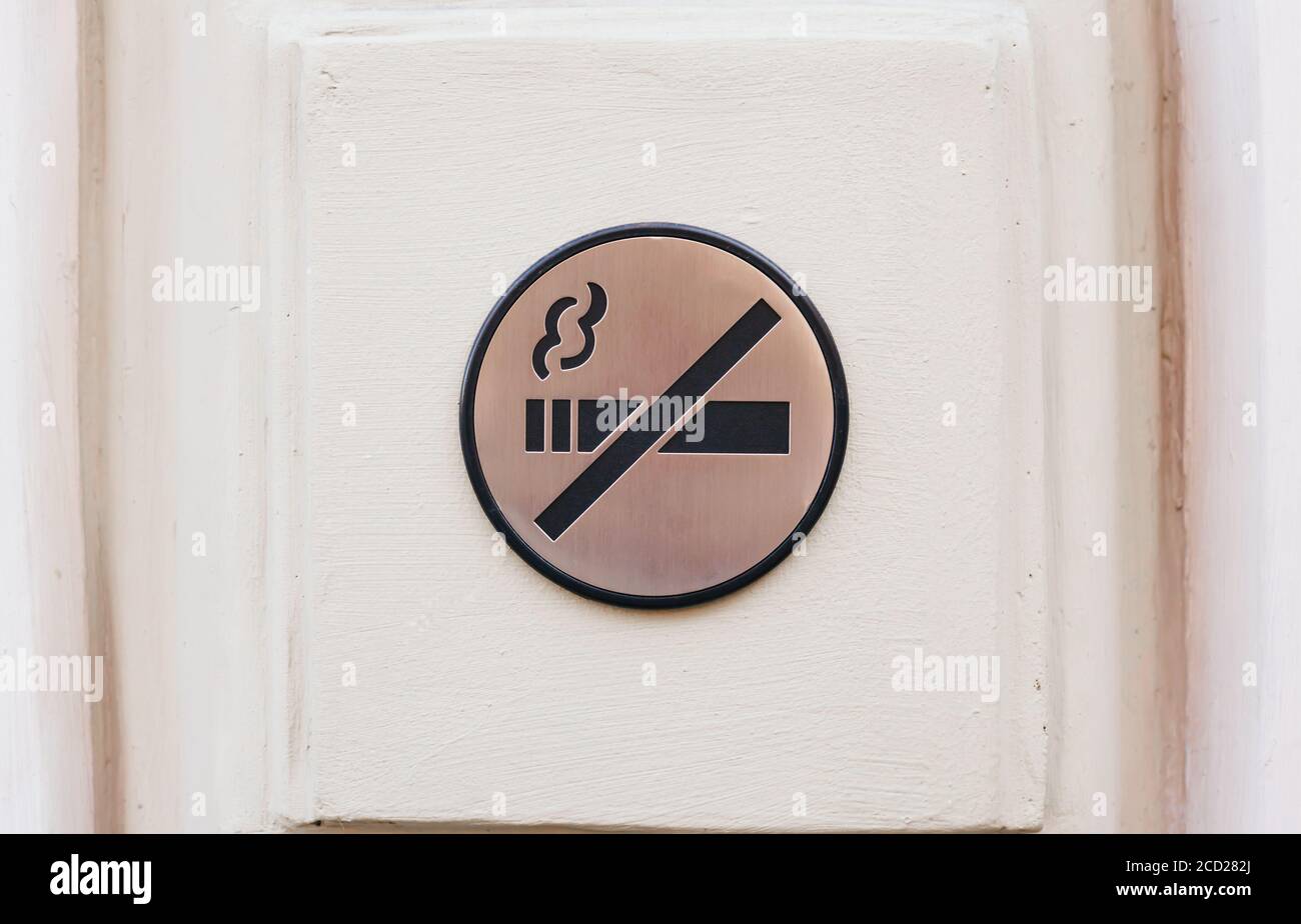 Rauchverbot, Metallplatte an weißer Wand, getönte Stockfoto
