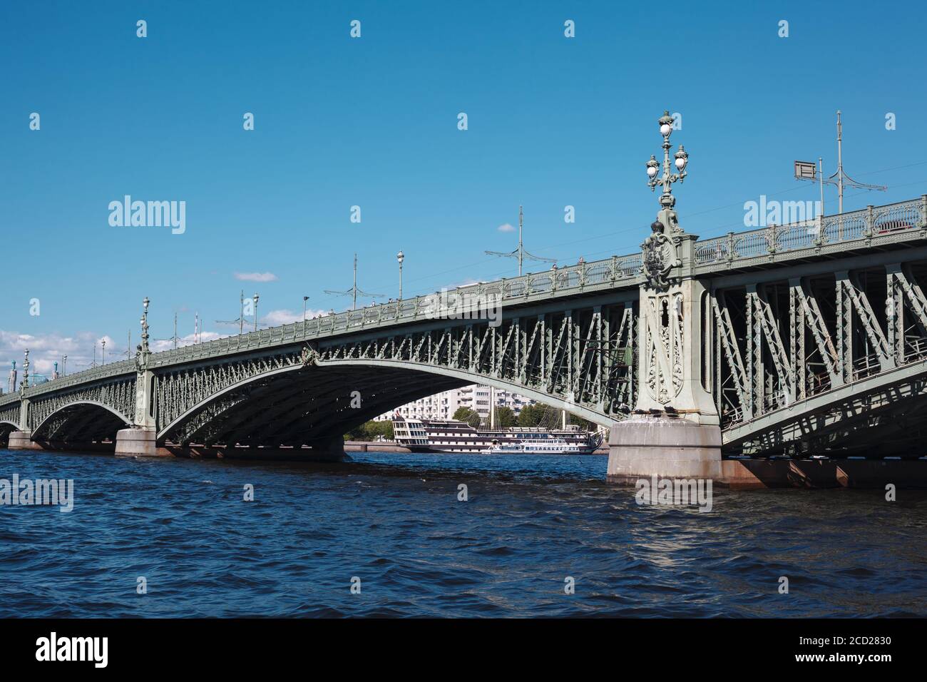 Historische geschmiedete Brücke verziert über dem Fluss Neva in Sankt Petersburg An sonnigen Tag Stockfoto