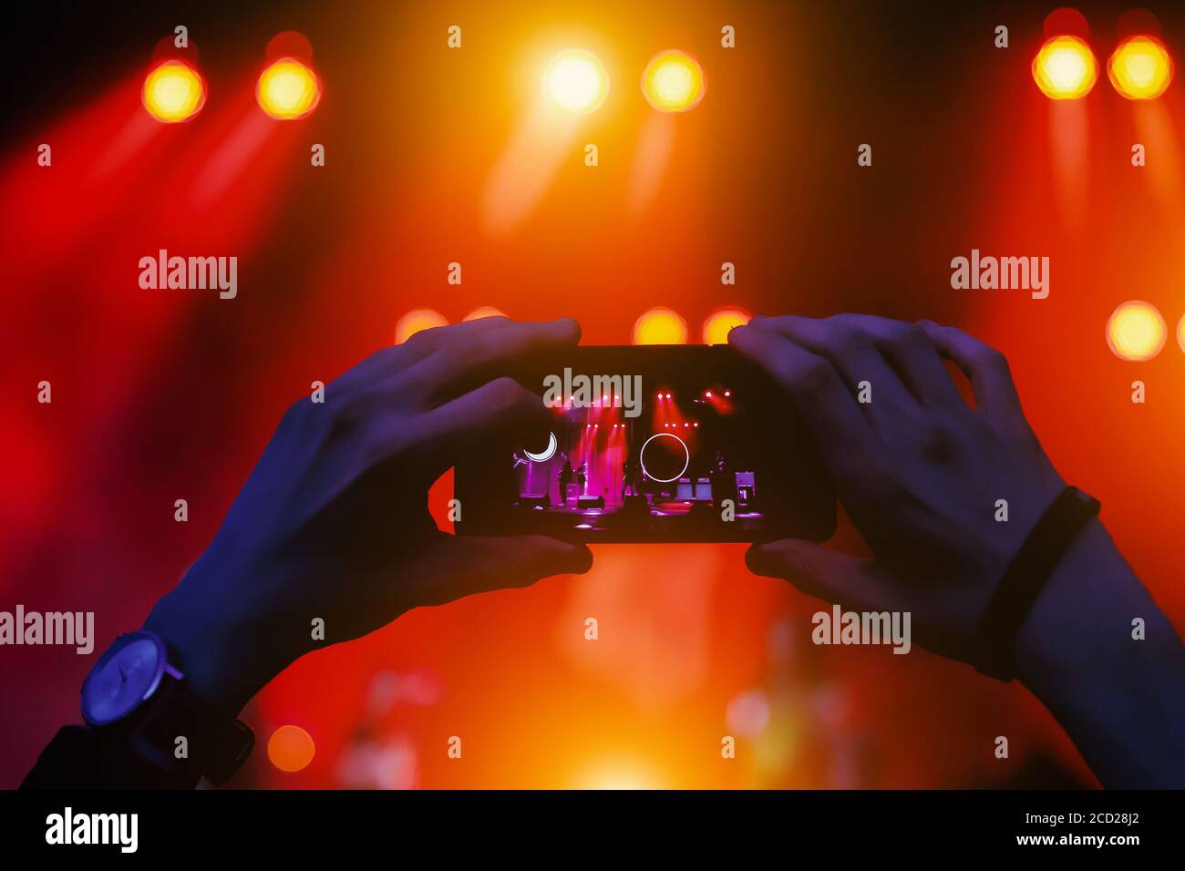 Live-Stream für soziale Netzwerke bei einem Konzert. Mit einer Smartphone-Kamera. Stockfoto