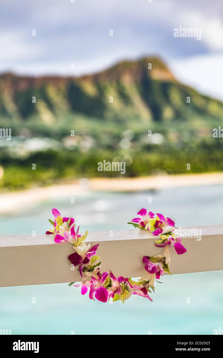 Hawaii Reise Hintergrund. Hawaiian lei Blumenkette im Ferienresort für luau Hula Party mit Waikiki Strand Honolulu Berglandschaft. Echt Stockfoto