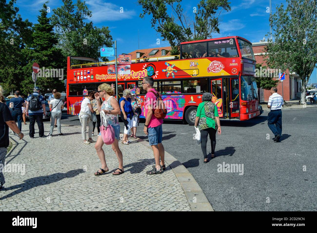 Bunte englische Busreise Stil in Lissabon Portugal mit Menschen herumlaufen, eine Gruppe von Touristen in Lissabon Stockfoto