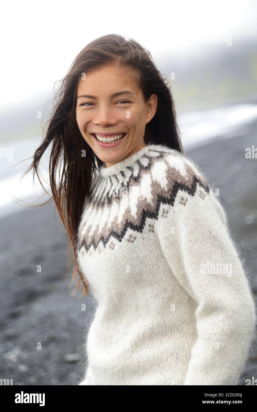 Winter Pullover Asiatische Frau trägt isländische Muster Wolle gestrickt handgefertigten Pullover auf Island Reise, chinesische Touristen mit traditionellen tragen für die Stockfoto