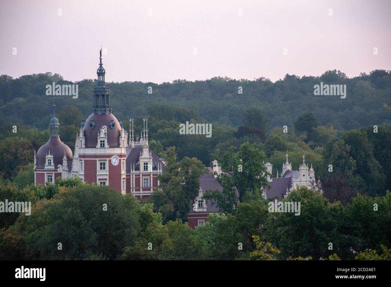 Schöne Aufnahme des Muskau-Parks in Bad Muskau, Deutschland Stockfoto