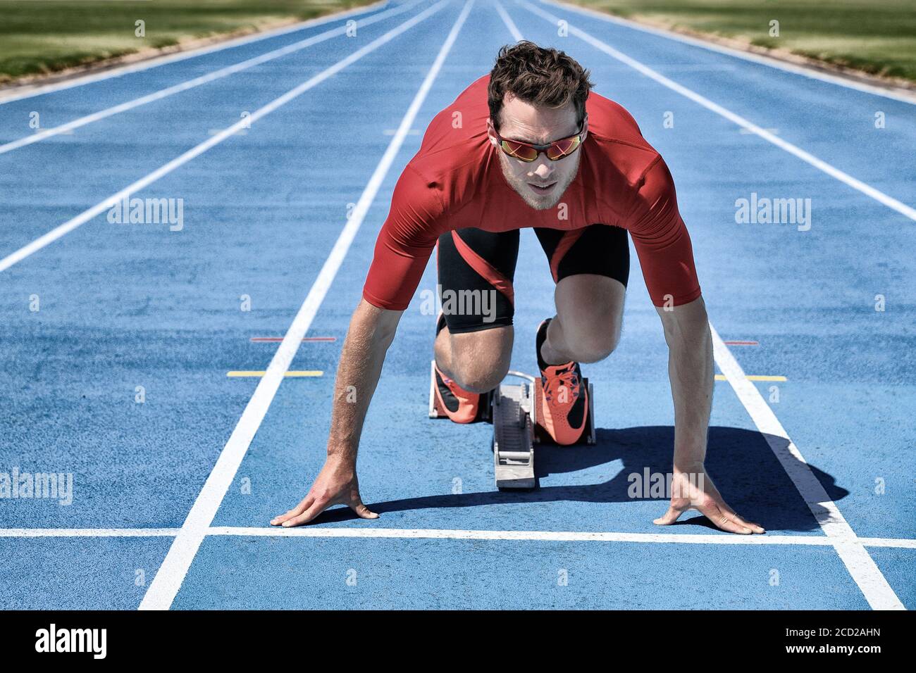 Auf die Mark, fertig, los! Laufsport-Konzeptathlet bereit für den Laufwettbewerb an der Startlinie. Sprinter Mann auf Laufstrecken. Stockfoto