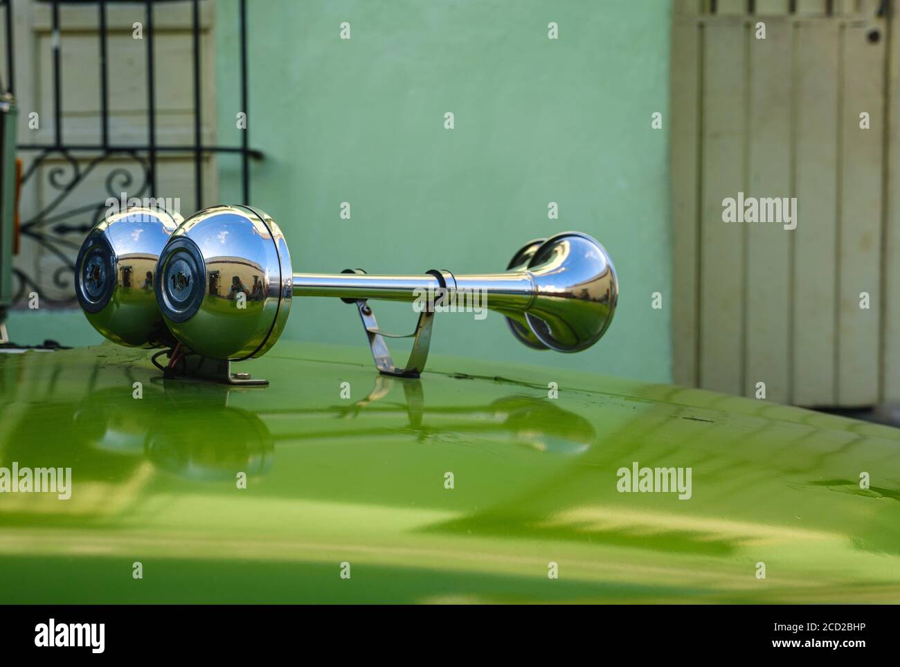 CAMAGUEY, KUBA - CA. JANUAR 2020: Detail der Autohupe in den Straßen von Camaguey Stockfoto