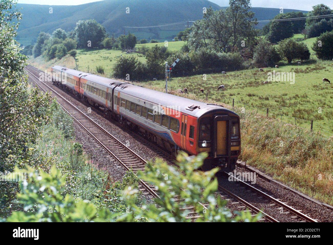 Edale, Großbritannien - 1. August 2020: Ein Personenzug mit EMR (East Midlands Railway) durch Edale nach Sheffield Richtung. Stockfoto